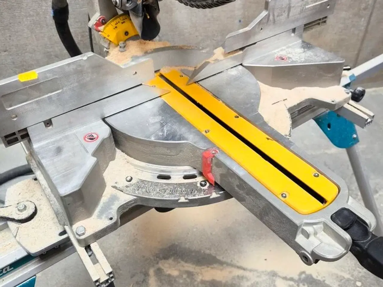 Billede 3 - Kap/geringsav DEWALT DWS780 inkl. MAKITA arbejdsbord