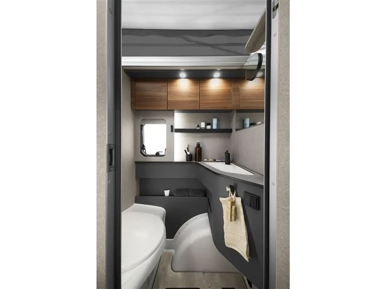 Billede 4 - 2026 - Eriba FEELING 470 Flot hævetagsvogn med godt udstyr fra Hinshøj Caravan