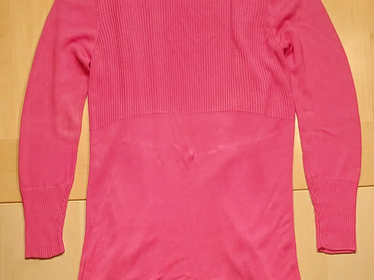 Billede 2 - Lækker blød pink cardigan med lommer sælges