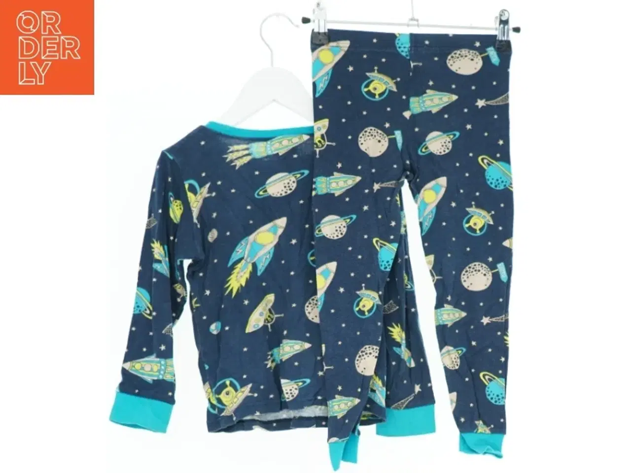 Billede 2 - Børnepyjamas med rumtema fra H&M (str. 116)