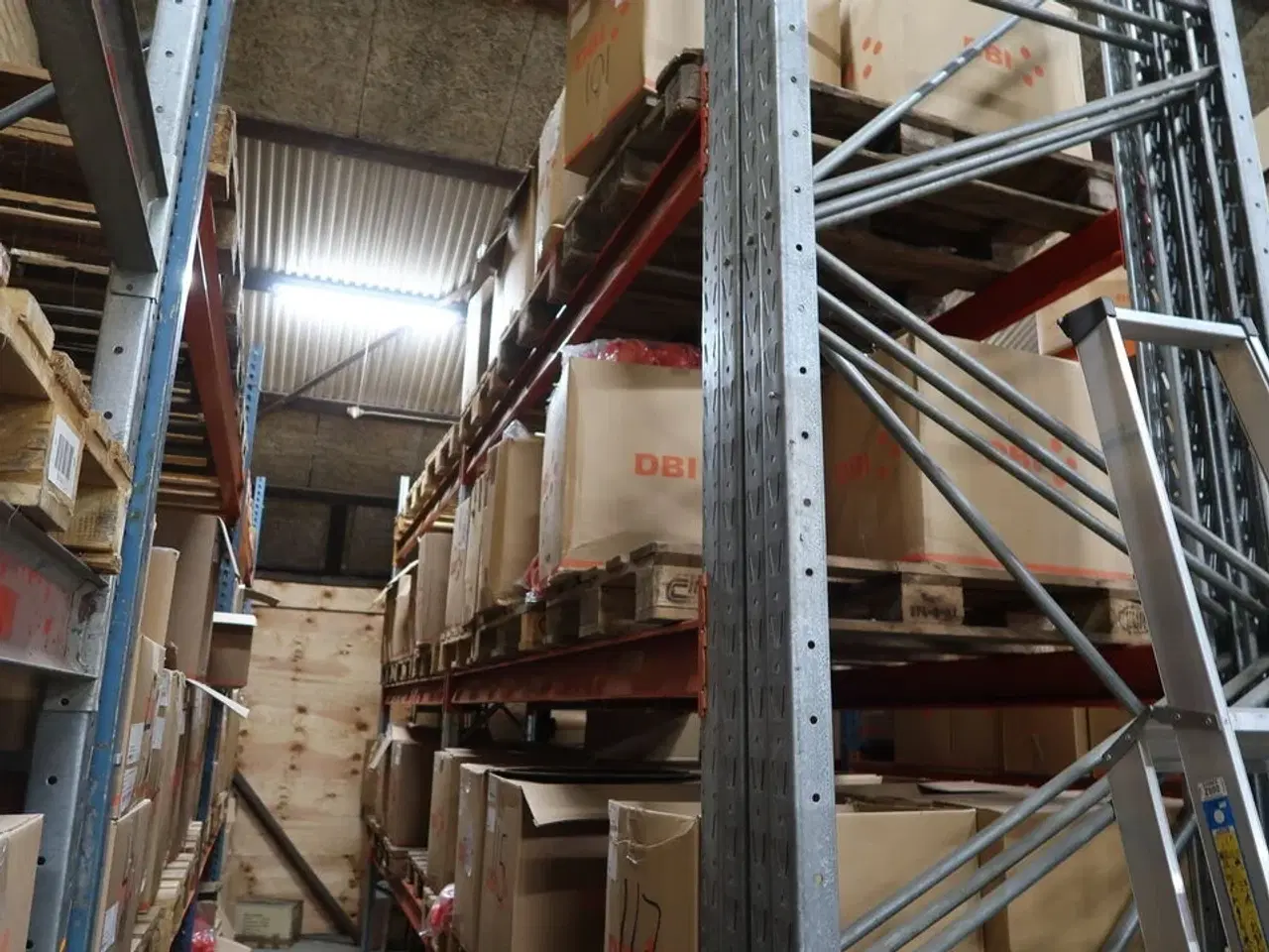 Billede 3 - 2 fag pallereoler med indhold