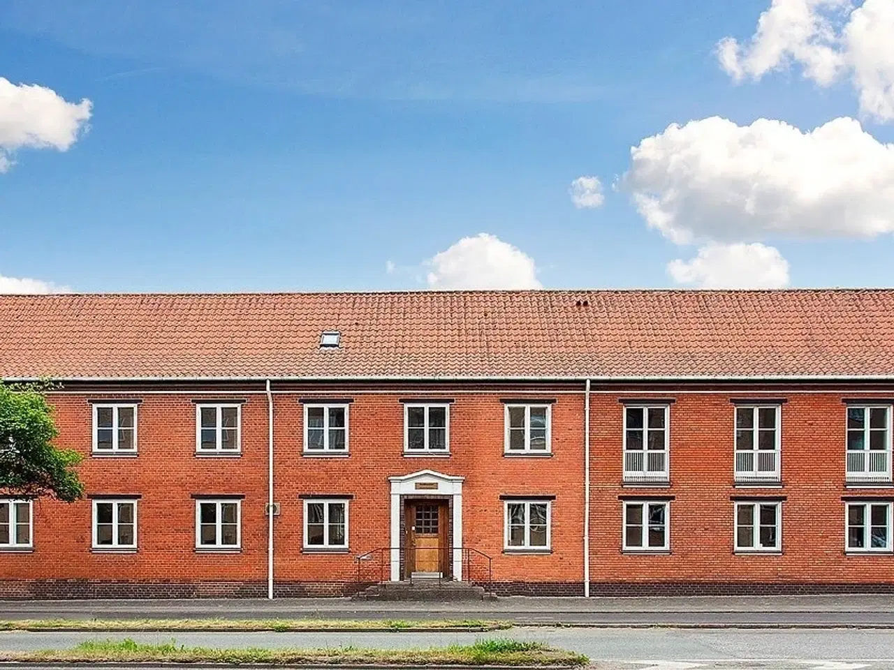 Billede 1 - Rigtig god beliggenhed tæt på motorvejen E45 og banegården.