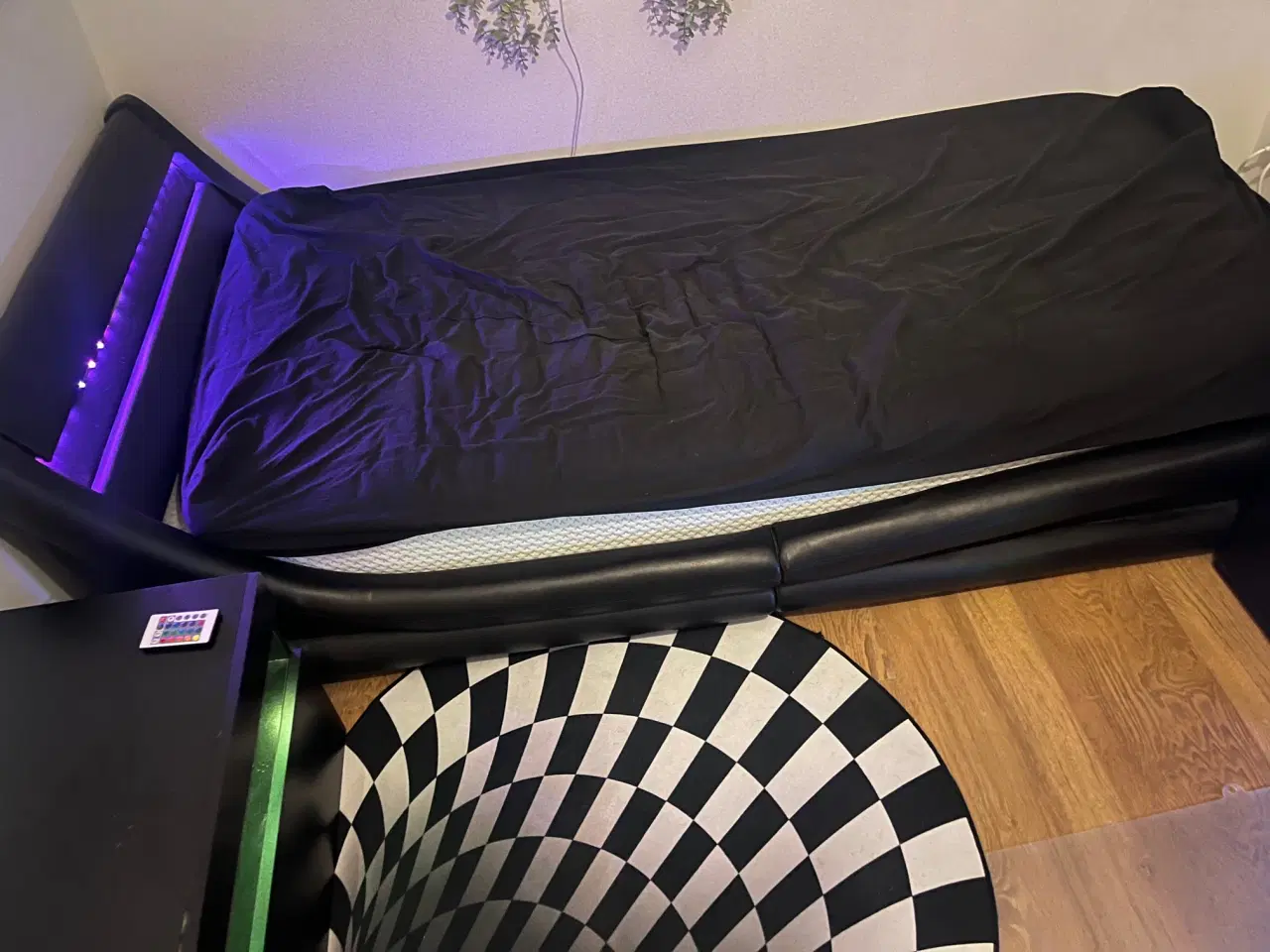 Billede 1 - Seng 90x200 cm i kunstlæder med LED lys