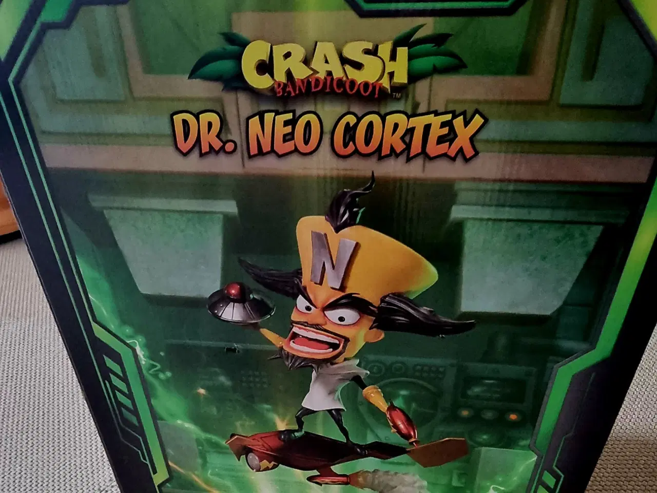 Billede 4 - Dr. Neo Cortex - 55 cm. høj. Original emballage 