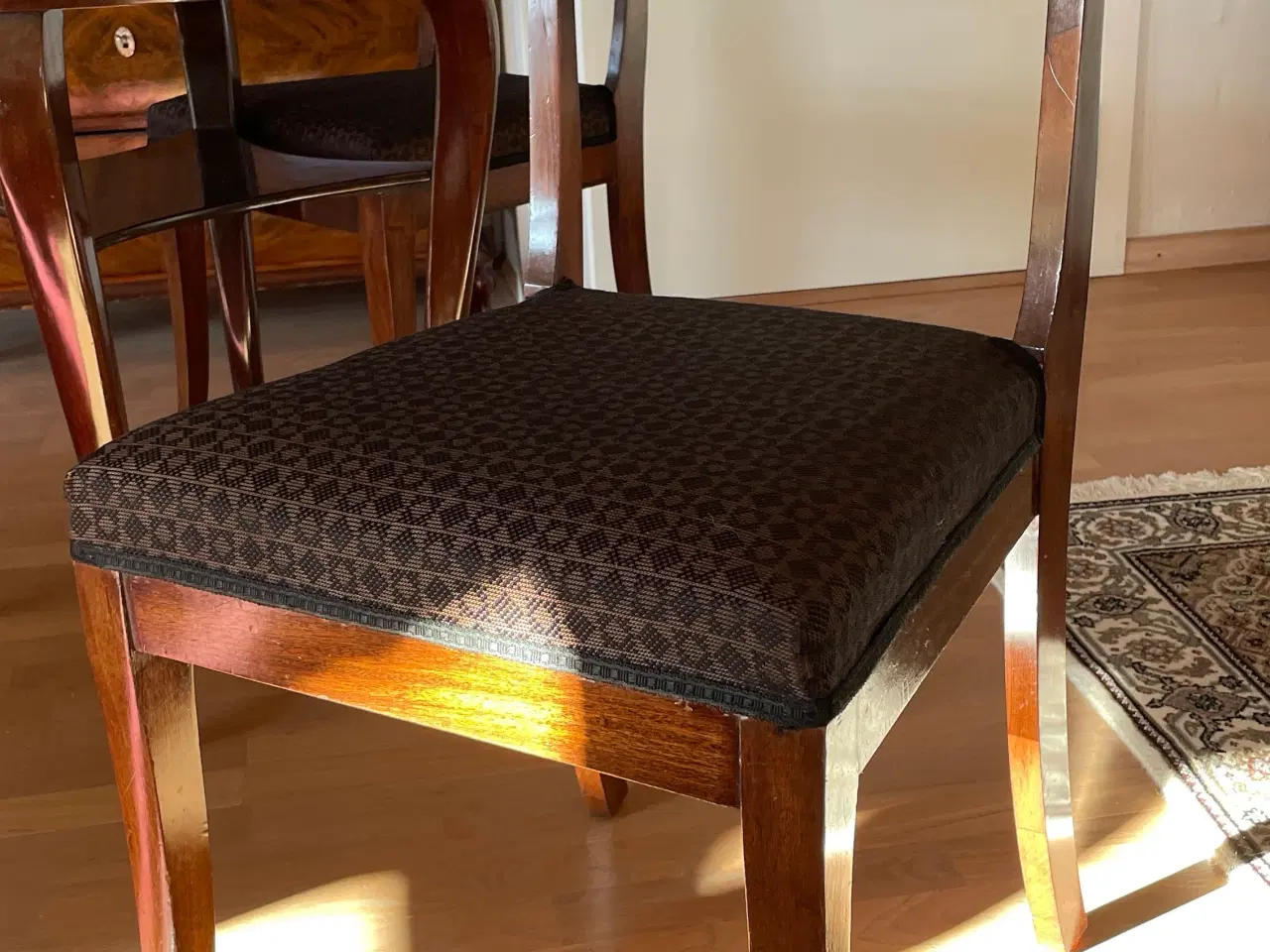 Billede 2 - Cafebord med 2 tilhørende stole i mahogni