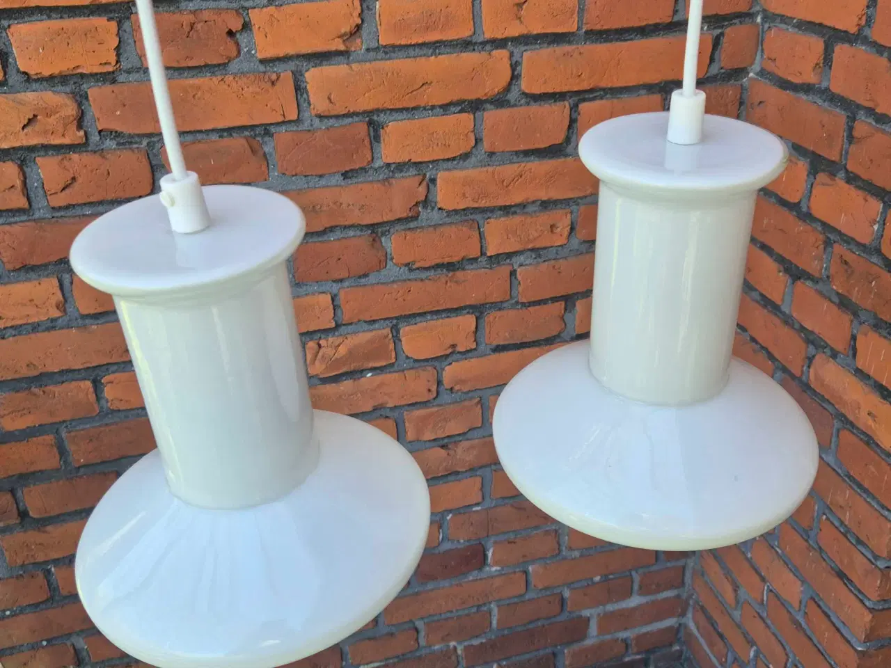 Billede 2 - Smukke retrolamper i hvidt opalglas 
