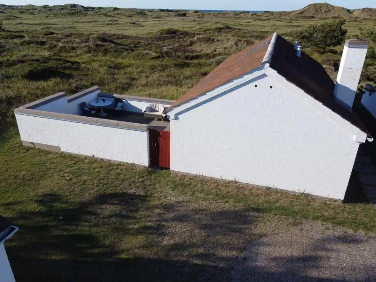 Billede 4 - Sommerhus i Rødhus med fantastisk udsigt over klitlandskabet - fra gårdhave og fra samtlige rum i huset.