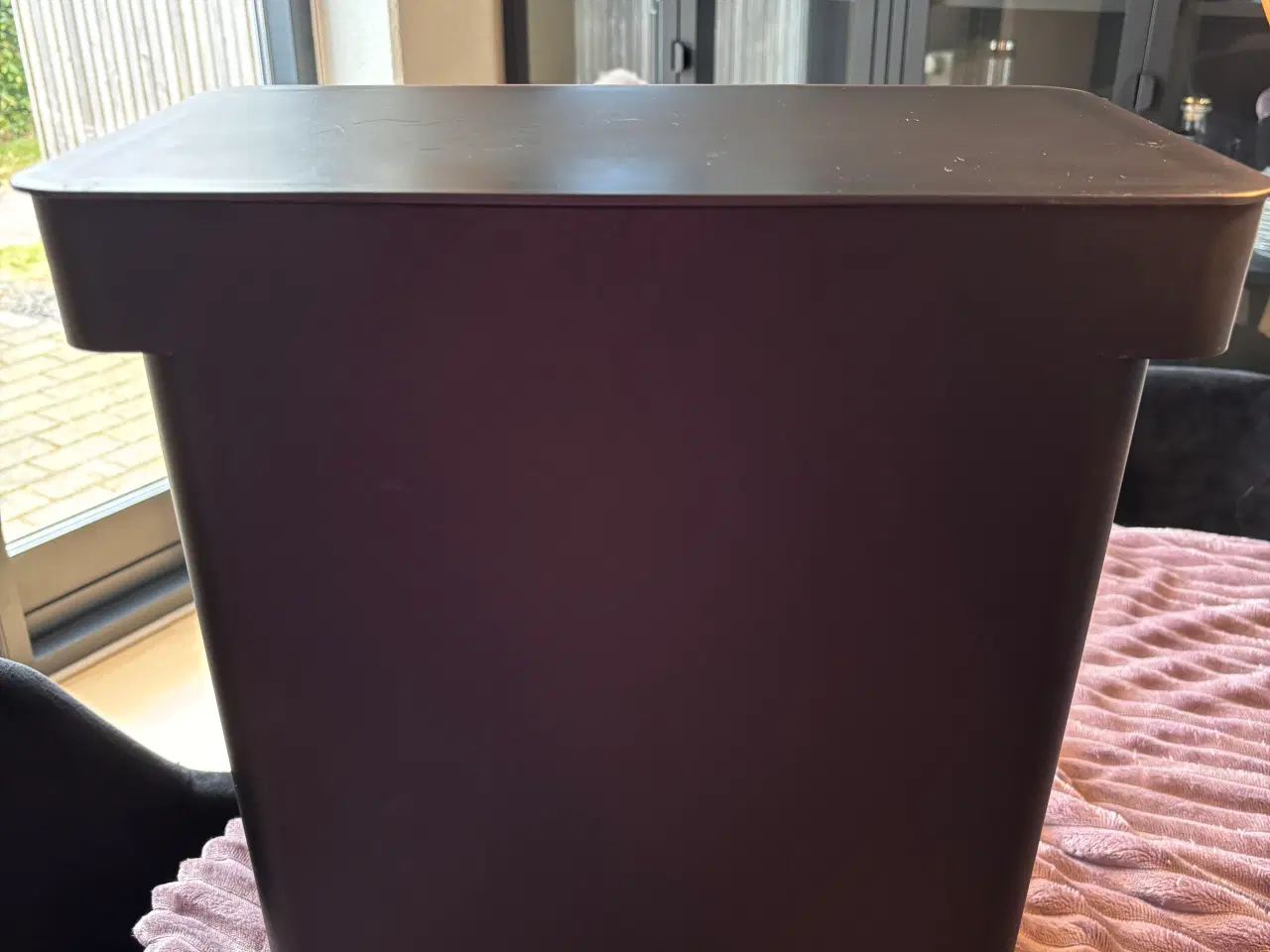 Billede 1 - YAMAZAKI BEHOLDER TIL 25 LITER DYREFODER - SORT