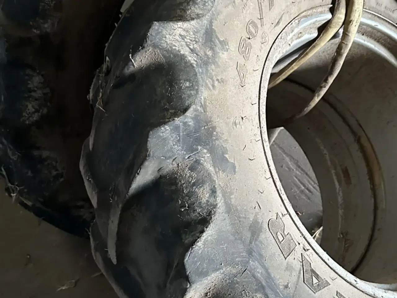 Billede 2 - Michelin 580/70x38 og 480/70x28. Der medfølger låse.