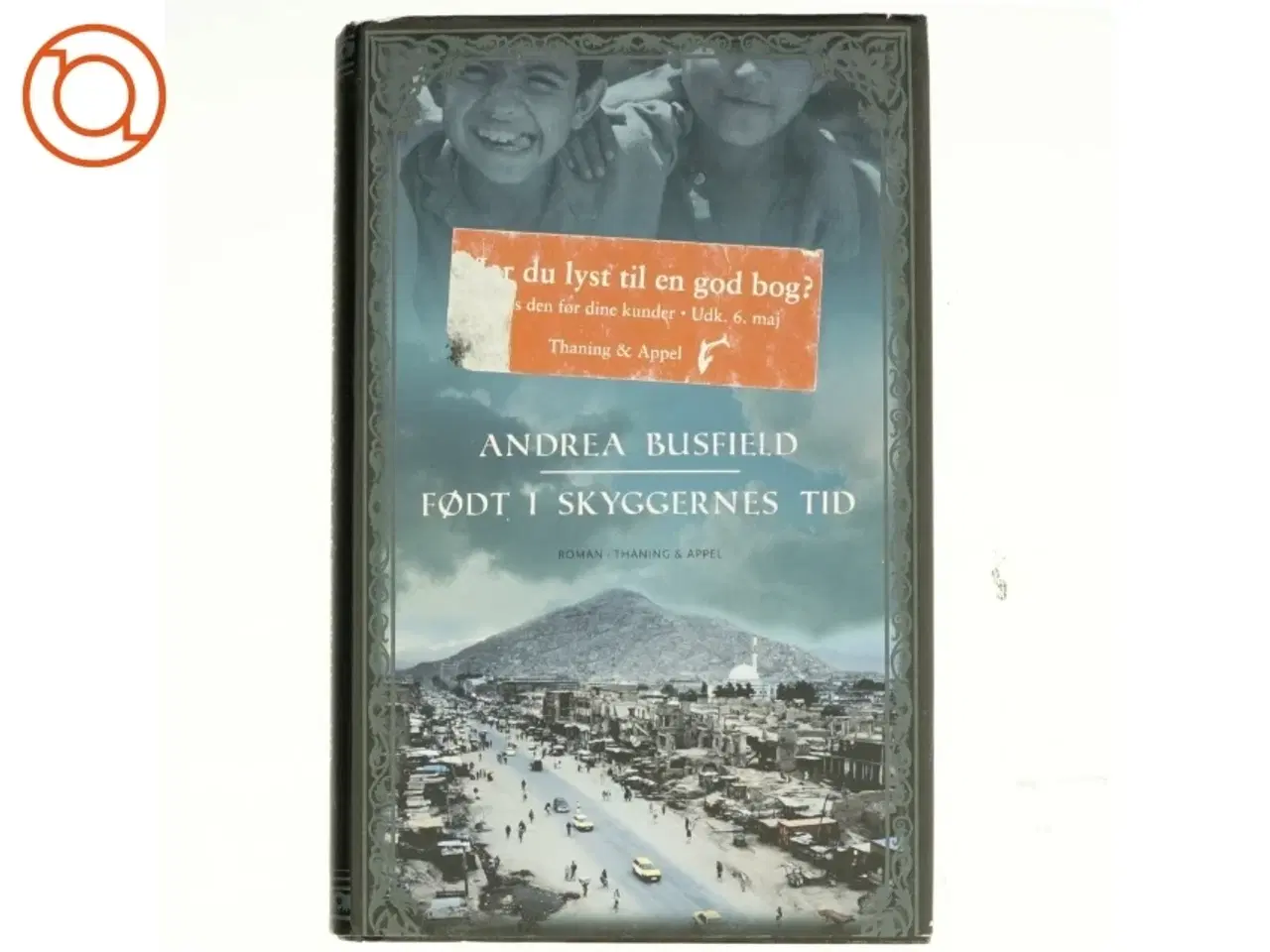 Billede 1 - Født i skyggernes tid : roman af Andrea Busfield (Bog)