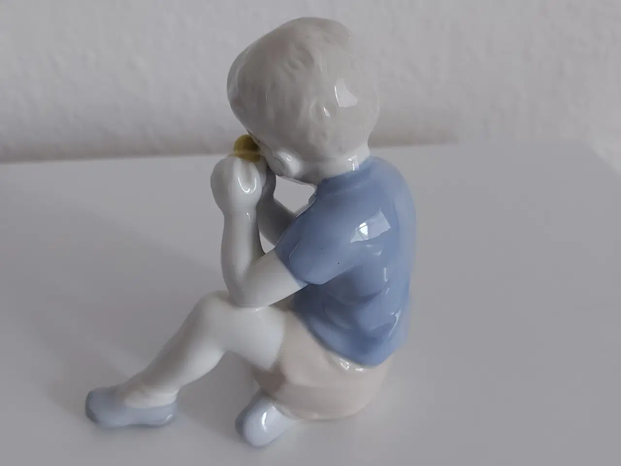 Billede 3 - Fajance figur, dreng