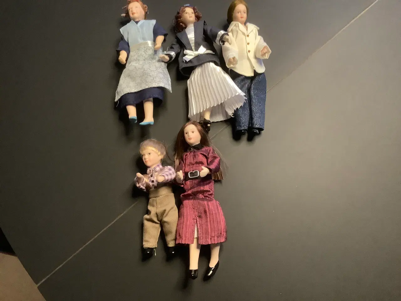 Billede 1 - 5 dukkehusdukker. 20kr pr. Stk.