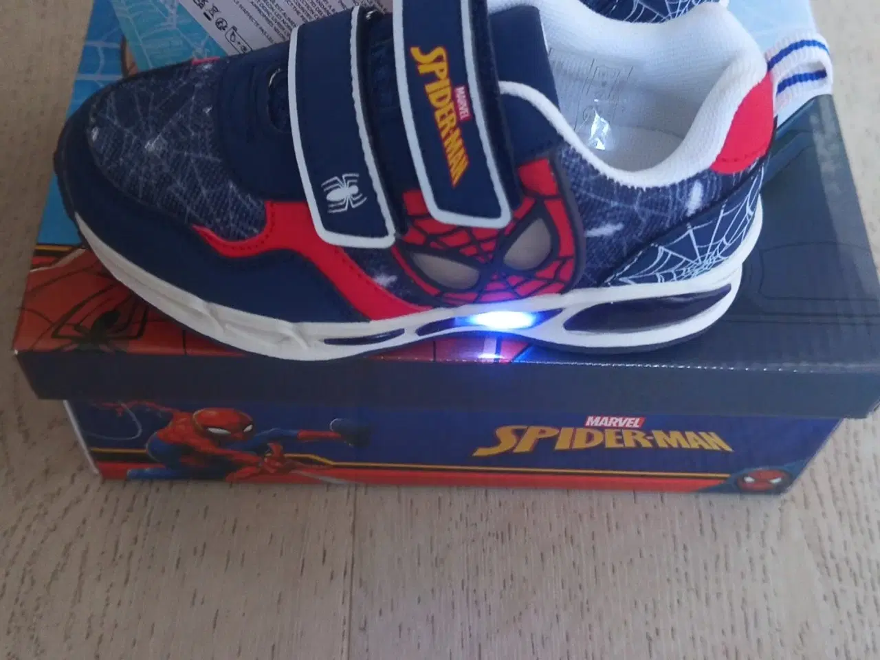Billede 4 - Nye Spider-Man sko med lys 