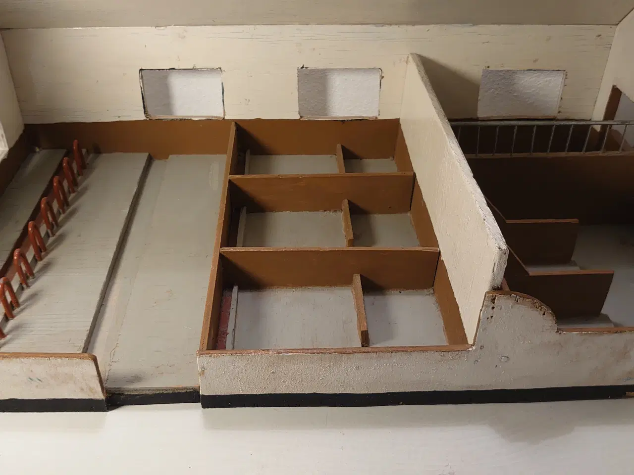 Billede 8 - Fængselslegetøj:Stor stald med 12 trædyr.1930-40