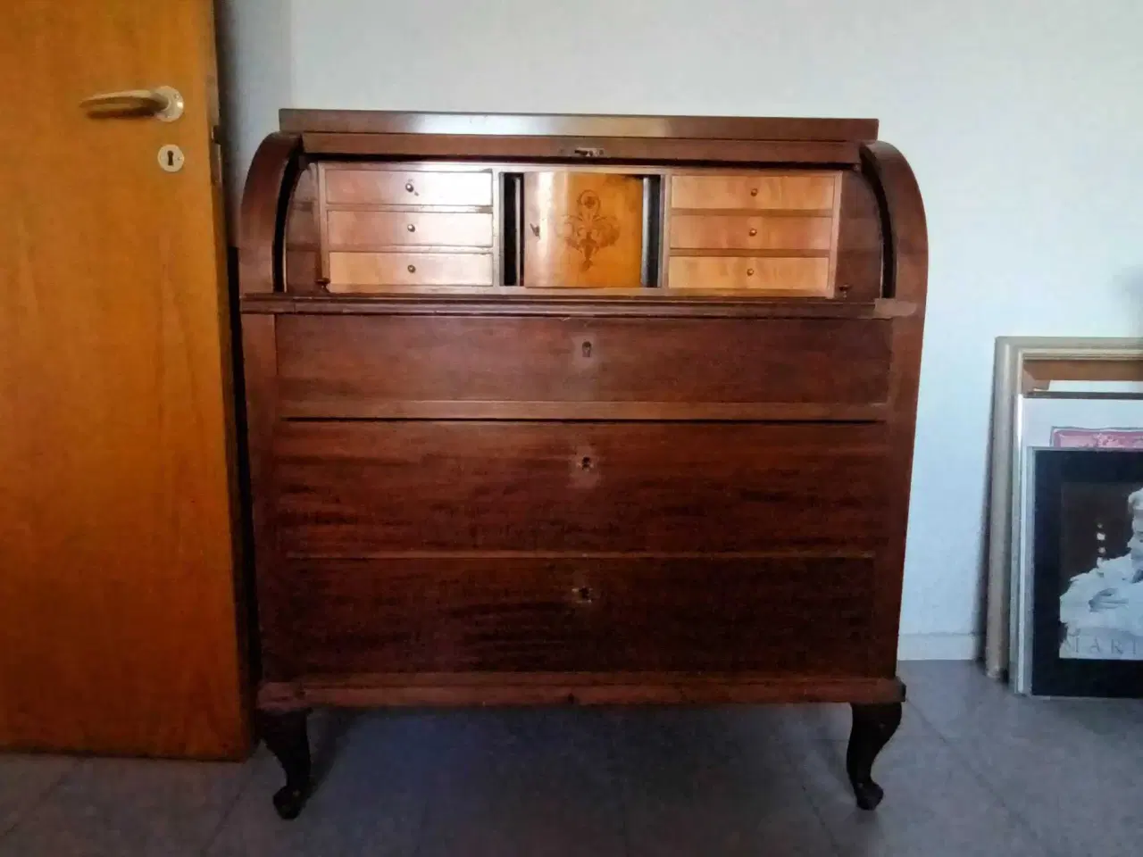 Billede 1 - Chatol med skuffer og små rum + skriveplade