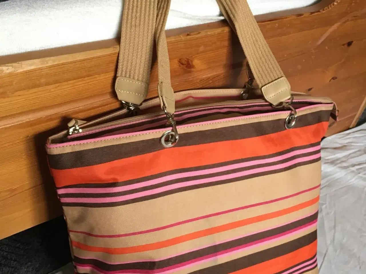 Billede 1 - Farverig skulder taske i nylon