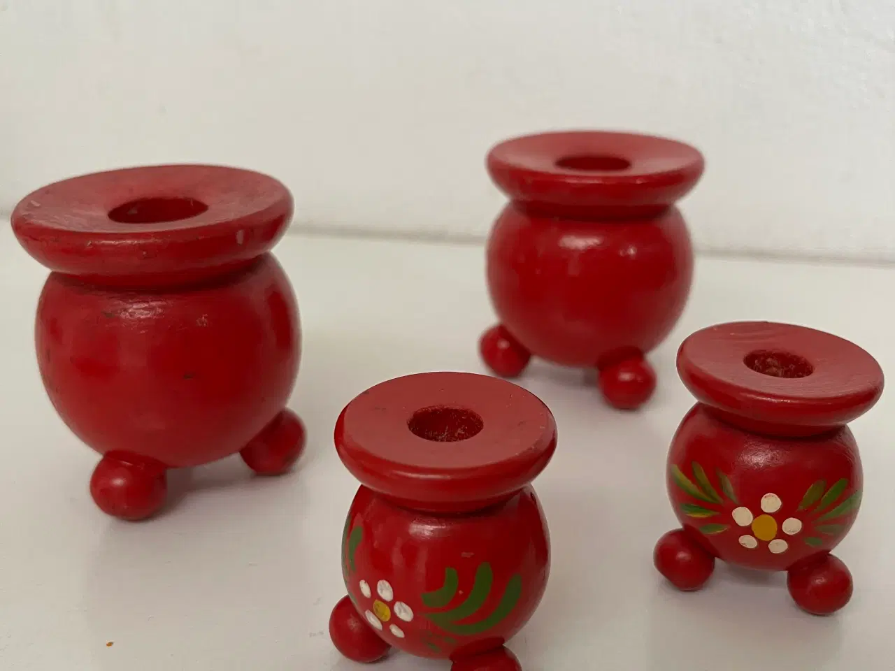 Billede 2 - Røde lysestager i træ