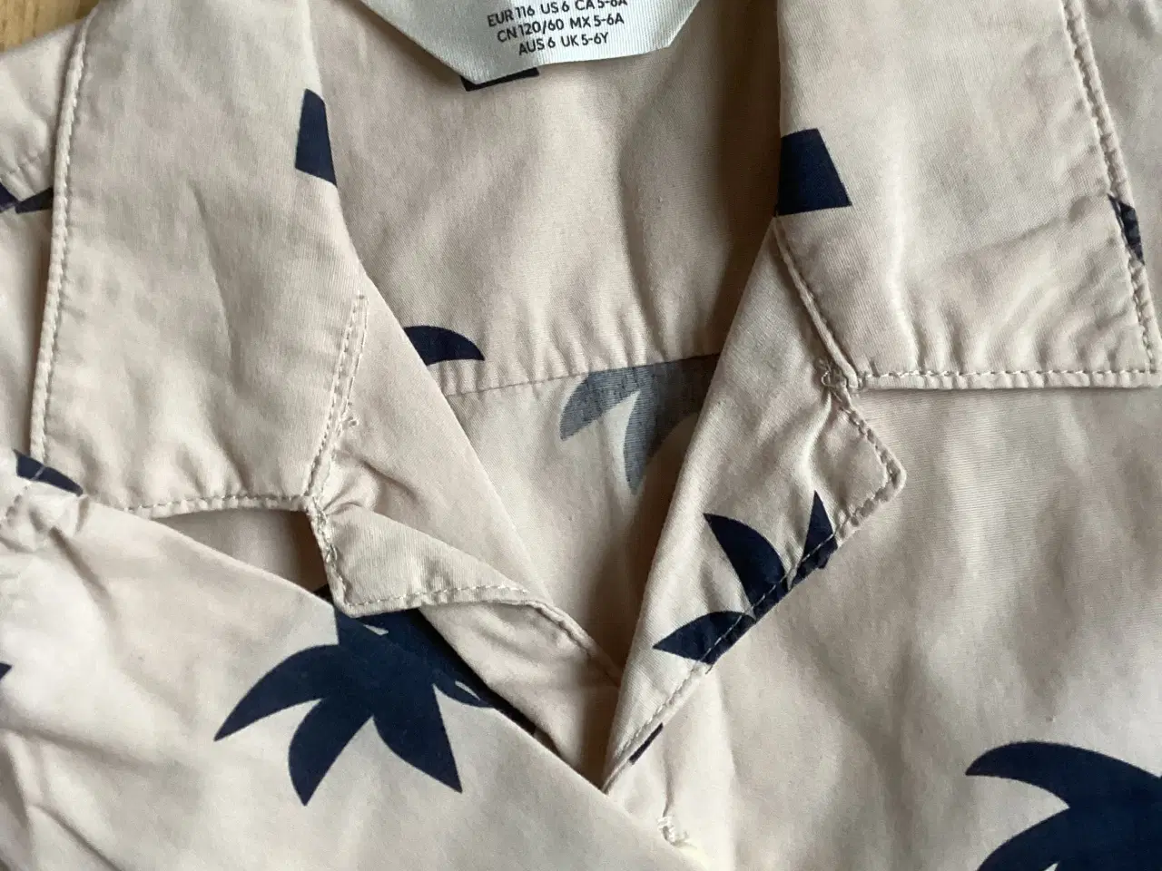 Billede 3 - Beige kortærmet skjorte med mørkeblå palmer