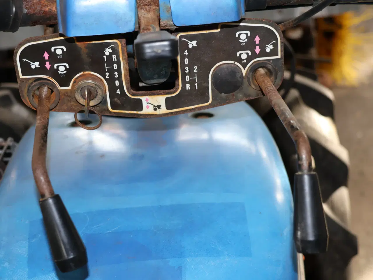 Billede 5 -  2 Hjulet traktor/redskabsbærer m/kost og el-start