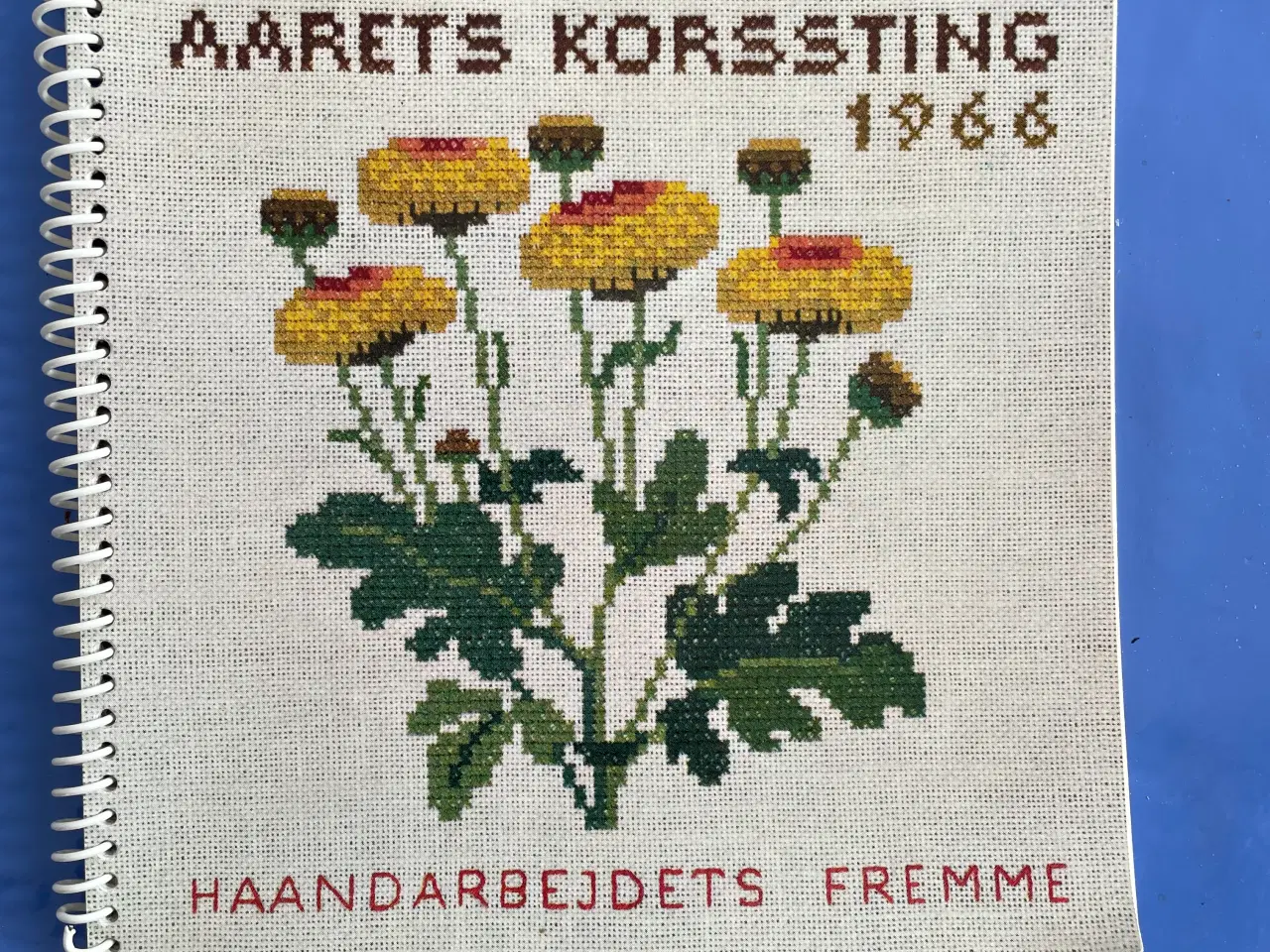 Billede 1 - Haandarbejdets Fremme Aarets Korssting