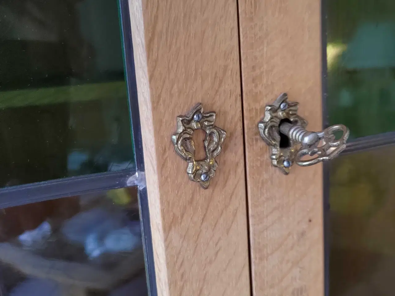 Billede 3 - Hjørneskab i afsyret egetræ.