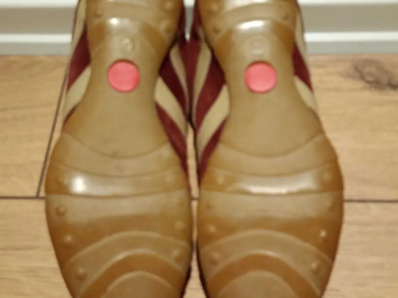 Billede 4 - Fine sneakers, SOBSTAD, ruskind, str. 41. Som nye.