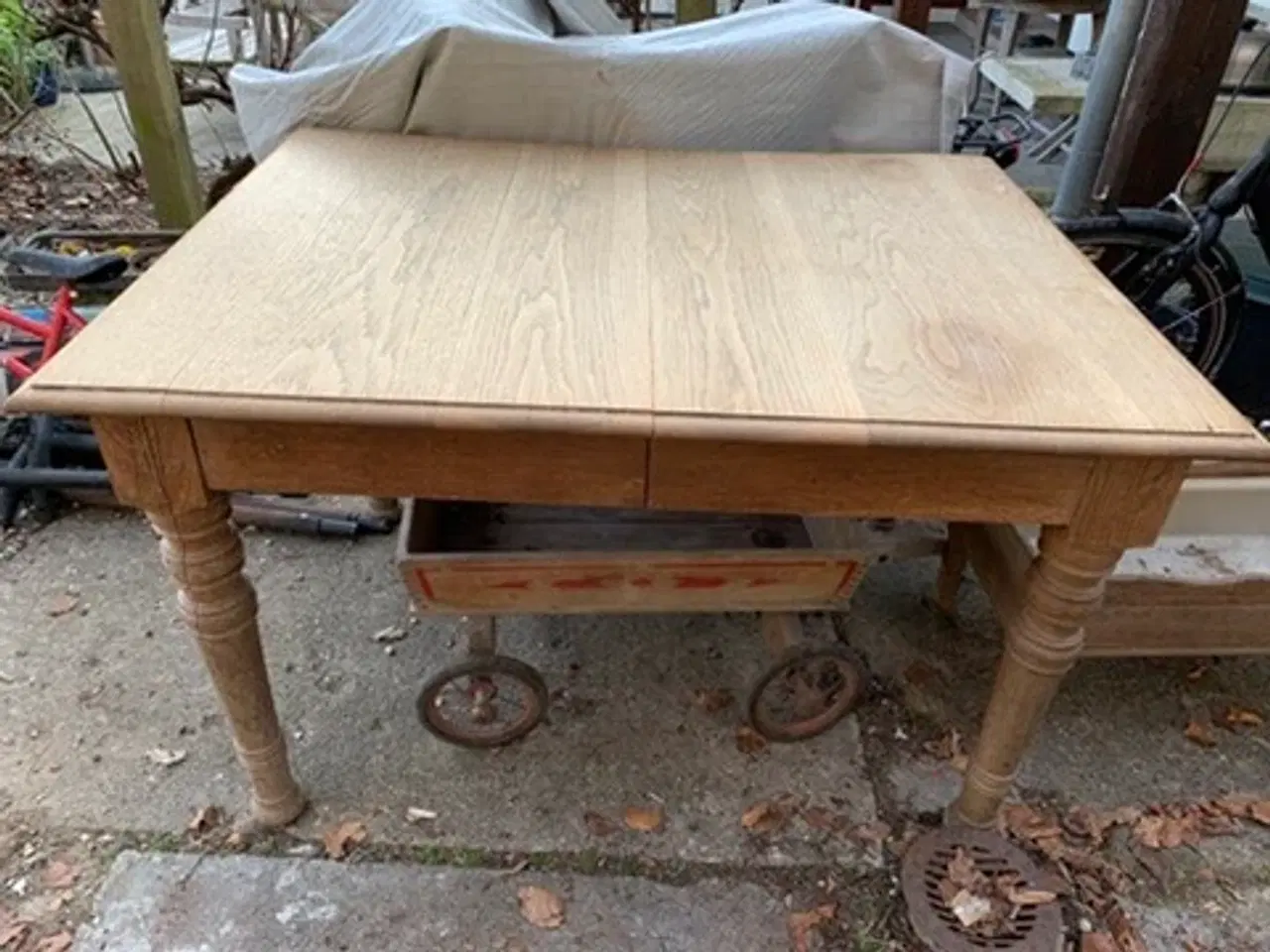 Billede 1 - Spisebord i massiv eg