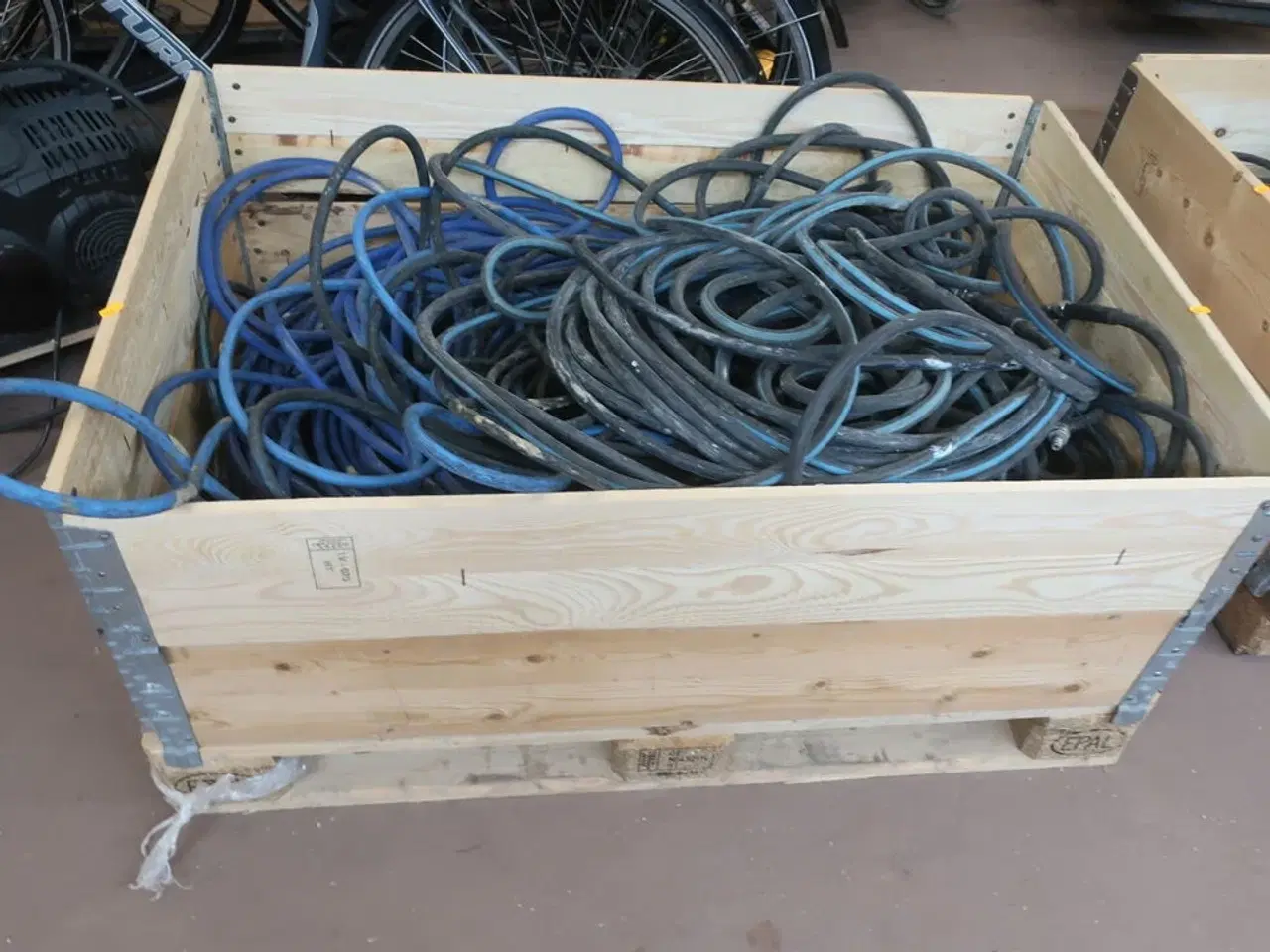Billede 1 - Indhold på palle, trykluftslanger