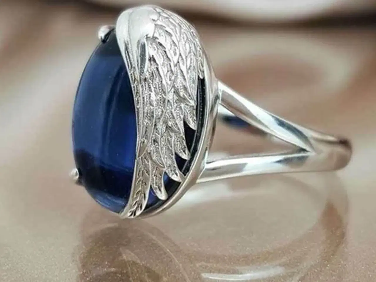 Billede 1 - Ring-(925)-Blå Opal,m.vinge i indfatningen. Str:6