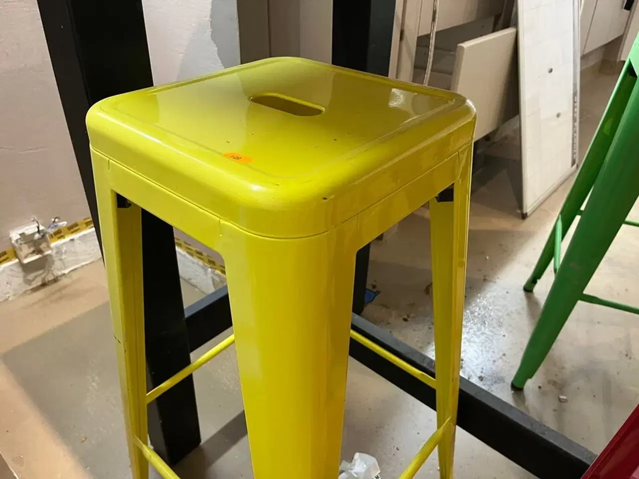 Billede 4 - Spisebord m. 4 skamler