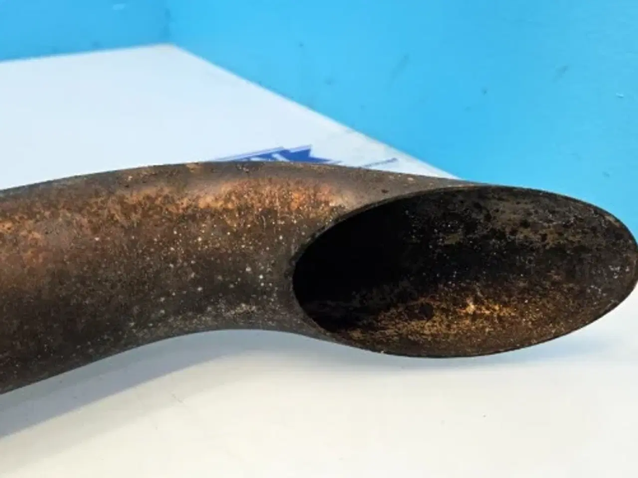 Billede 2 - New Holland LB115B Udstødningsrør 87622674