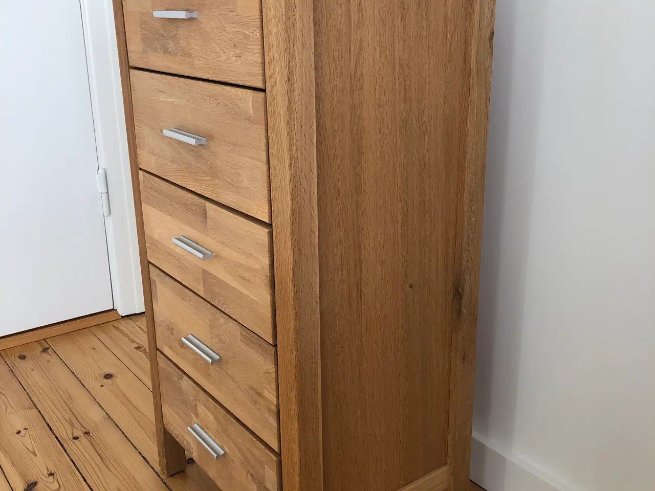 Billede 2 - LIVA kommode i egetræ – 5 skuffer (38x53x93 cm)