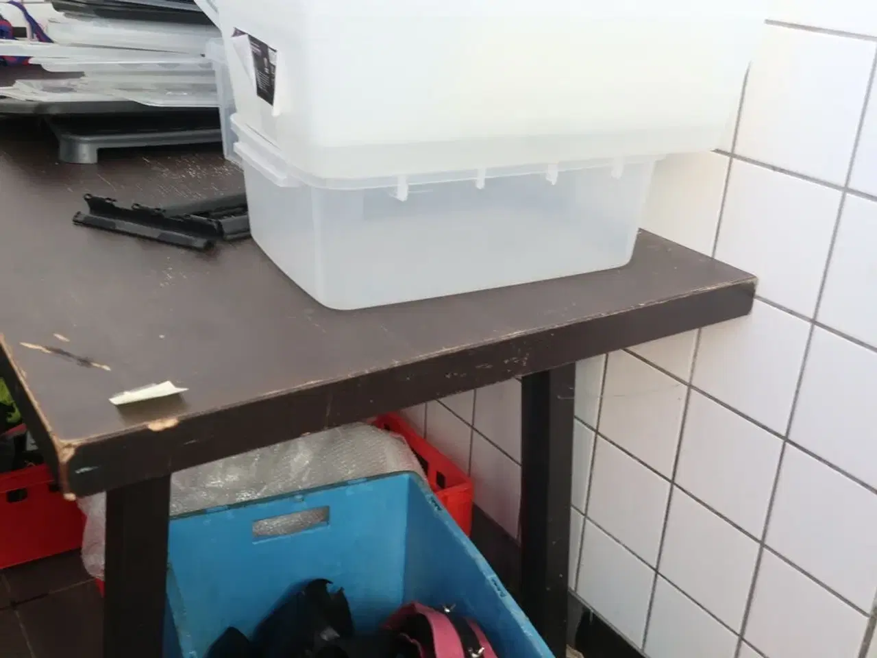 Billede 3 - Bord samt indhold ovenpå bordet