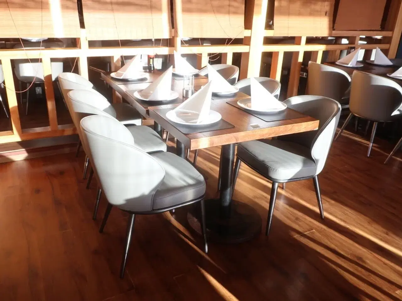 Billede 2 - 2 borde og 6 nye stole