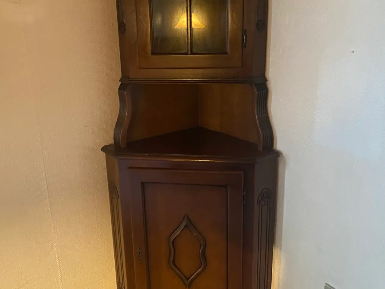 Billede 1 - Mørke egetræ hjørneskab 
