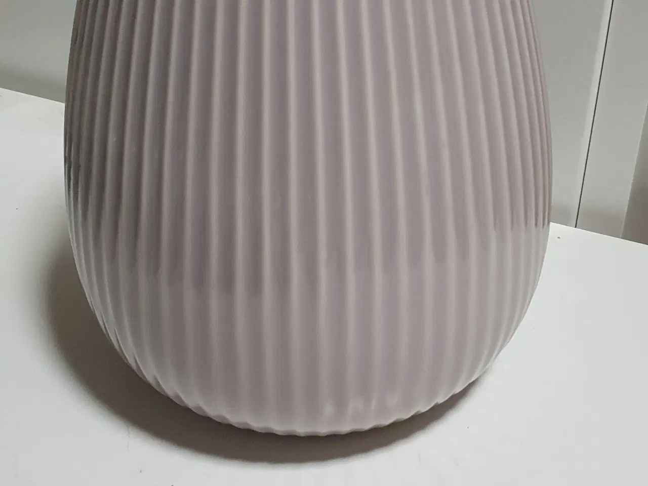 Billede 1 - Lyserød rillet vase