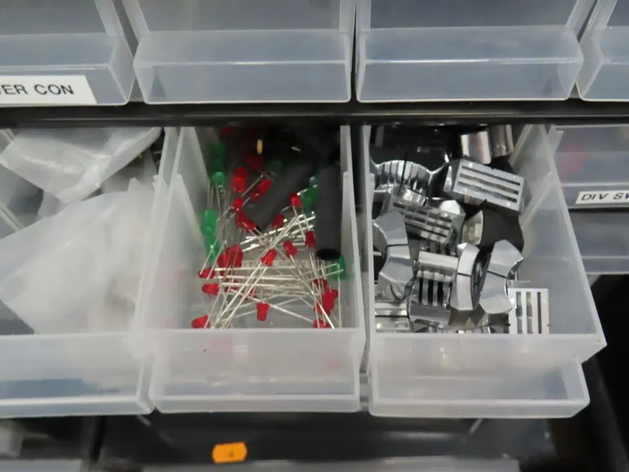 Billede 8 - Opbevaringskasser med div elektronikdele til bl.a. kabler