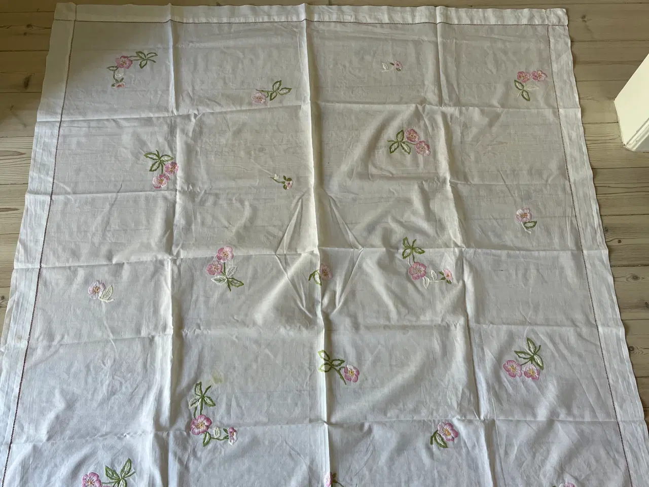 Billede 1 - Dug med broderi