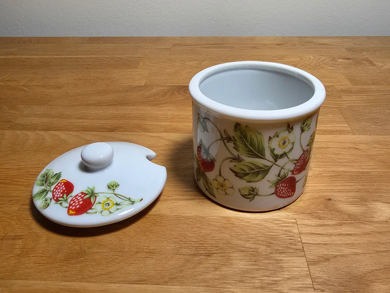 Billede 2 - Fin lille marmeladekrukke med låg og jordbærprint.
