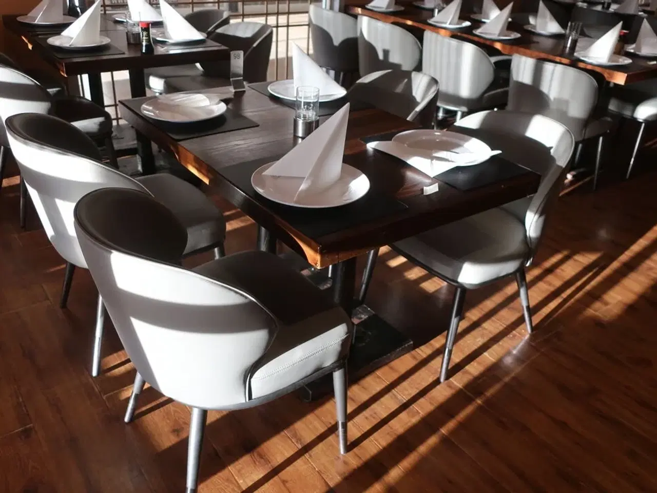 Billede 2 - 3 borde og 12 nye stole