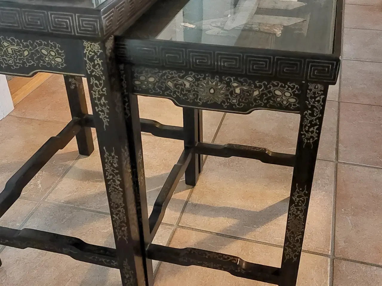 Billede 2 - 2 kinesiske indskudsborde