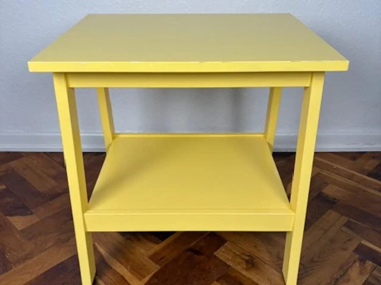 Billede 1 - Sidebord i gult med hylde