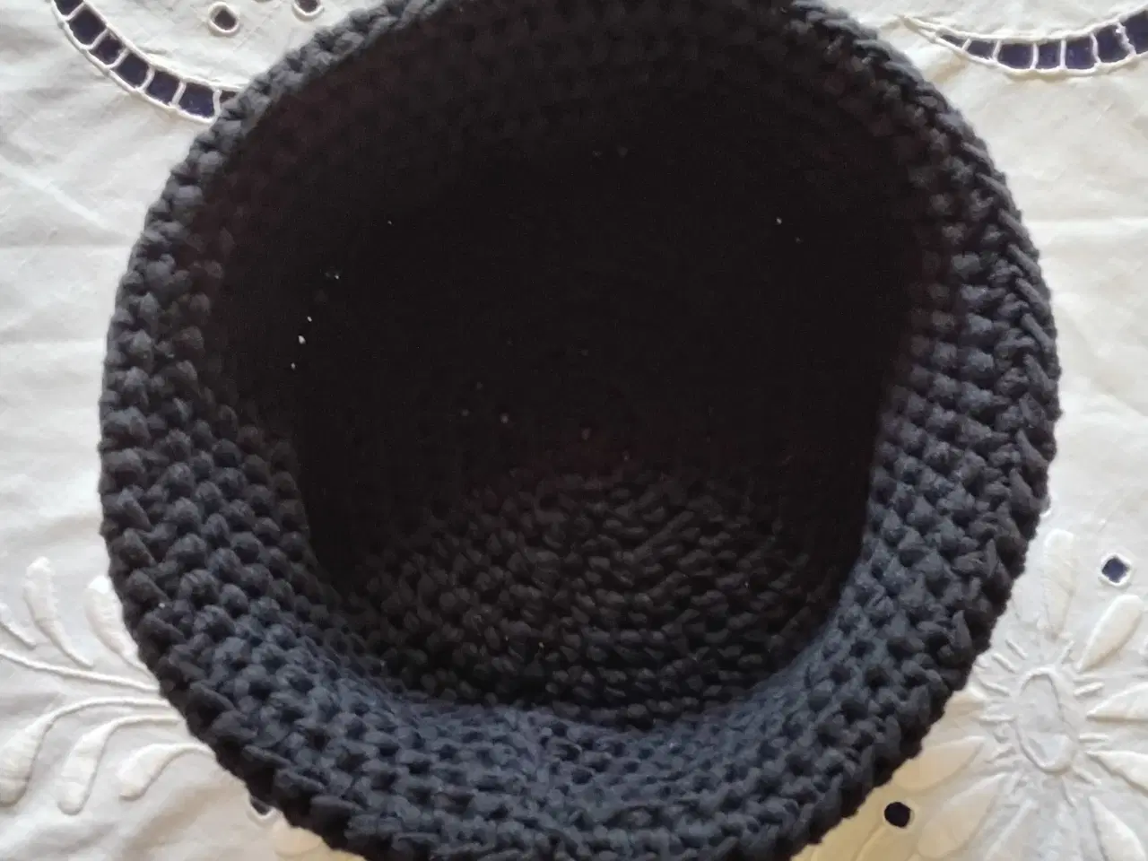 Billede 2 - Smuk hæklet brødkurv - Ø ca 21 cm - ny og ubrugt 