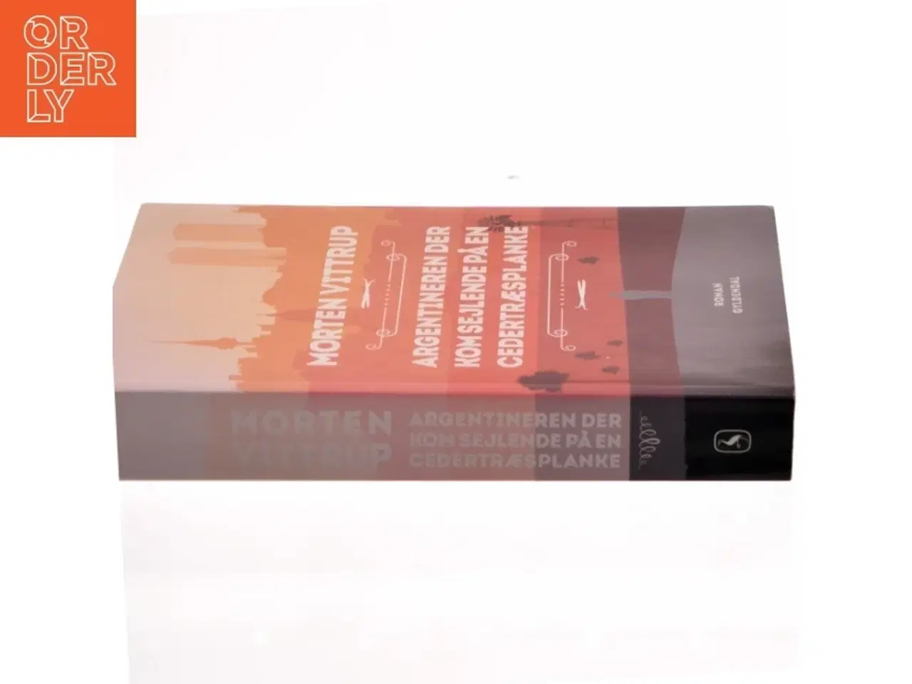 Billede 2 - Argentineren der kom sejlende på en cedertræsplanke : roman af Morten Vittrup (f. 1983) (Bog)