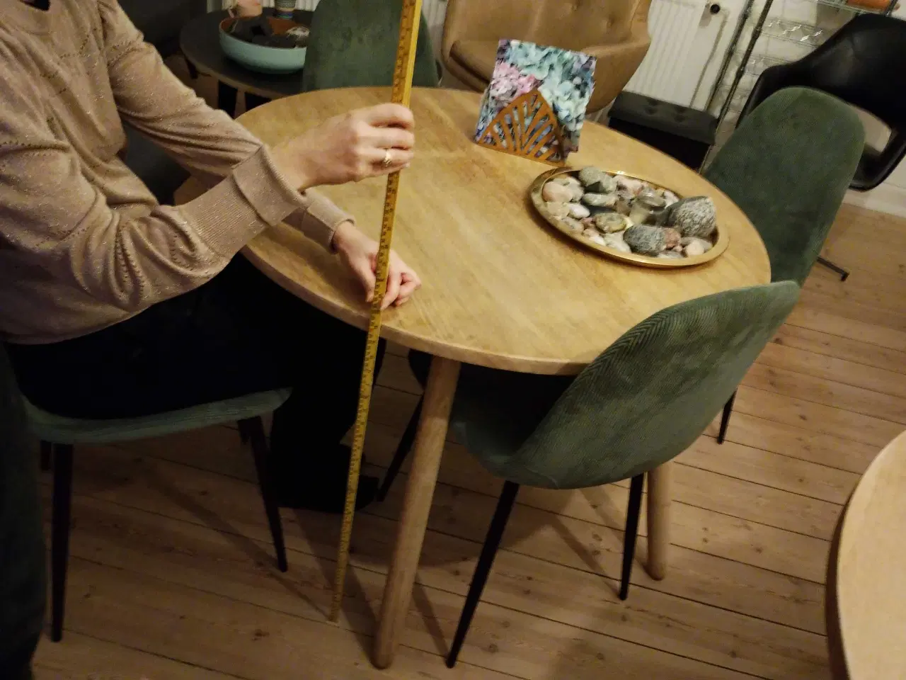 Billede 9 - Rundt massiv egetræ spisebord med udtræk og tillæg