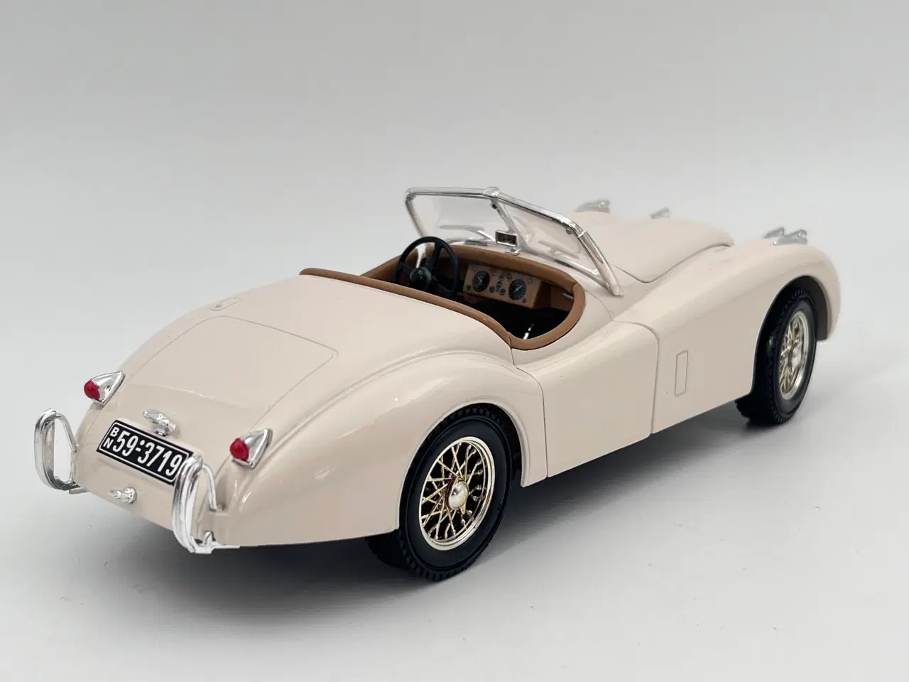 Billede 4 - 1948 Jaguar XK 120 1:18  Flot og detaljeret model