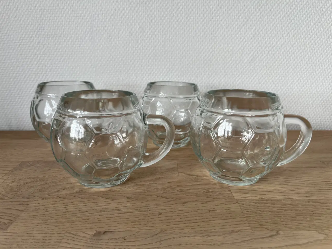 Billede 1 - 4 ølkrus formet som bolde - 29 kr./stk.