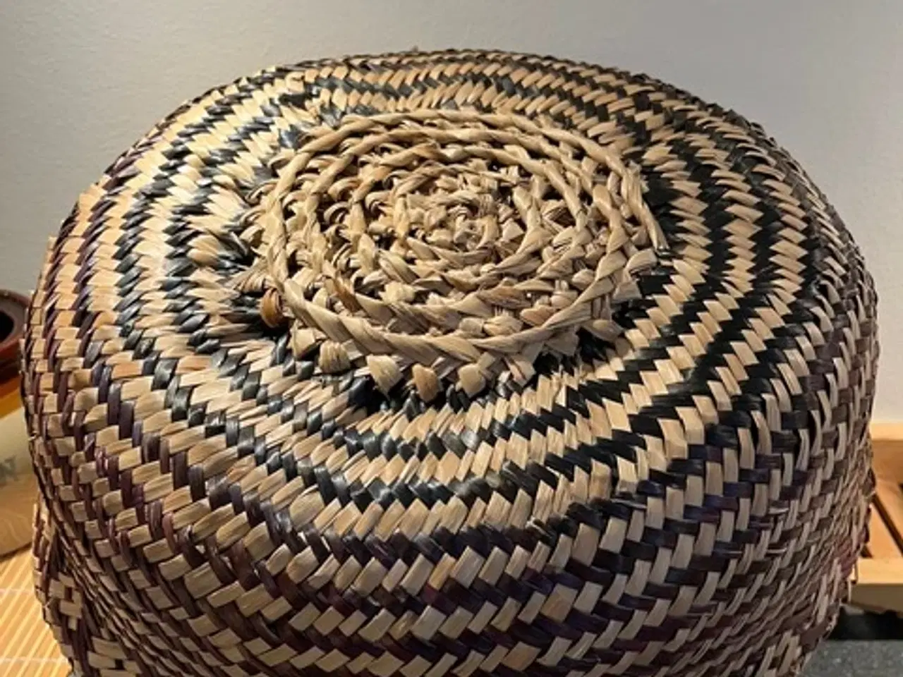 Billede 4 - Flettet kurv i naturmateriale med mønster og hanke