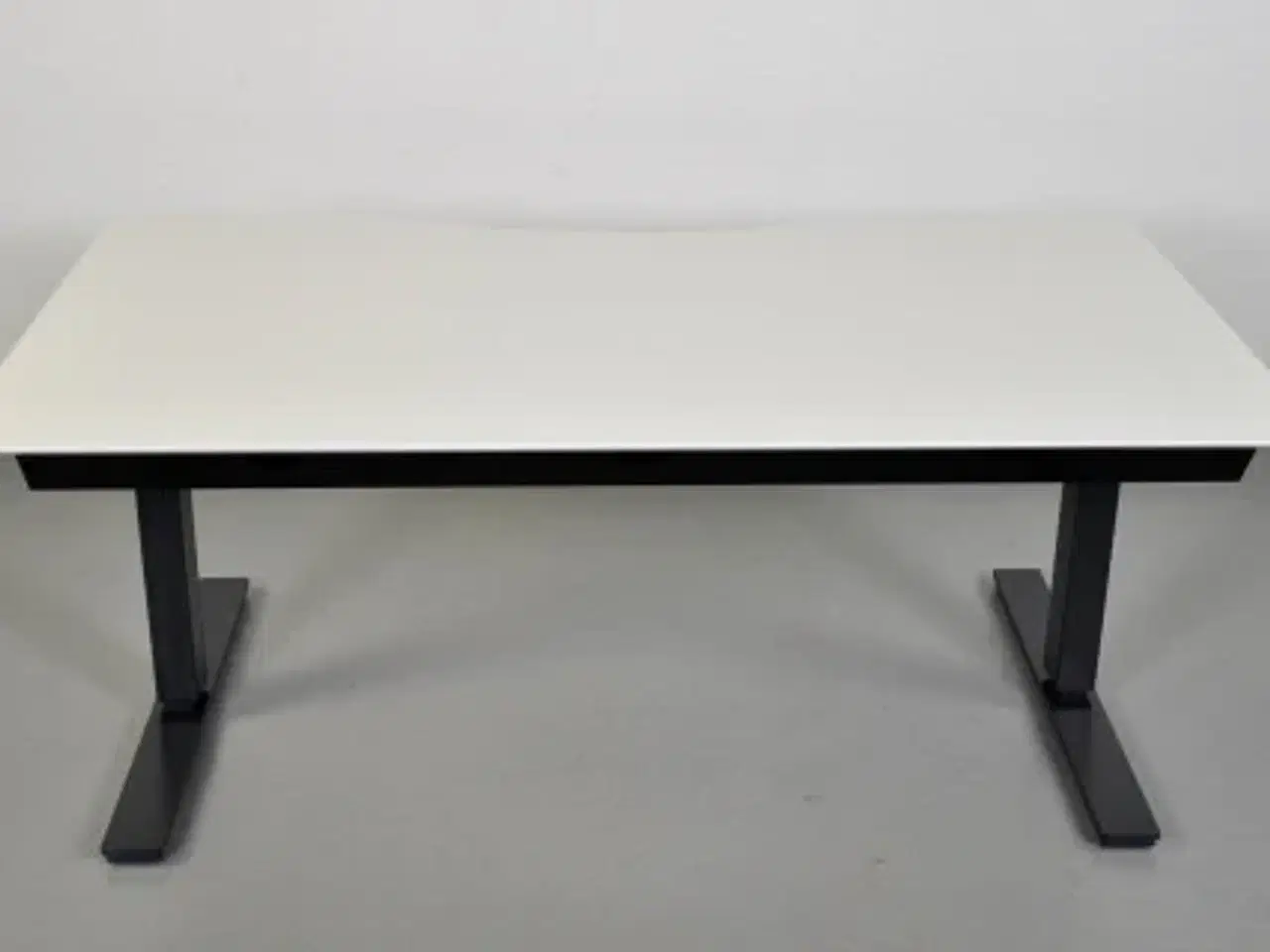 Billede 6 - Hæve-/sænkebord med hvid plade, med mavebue og penneskuffe