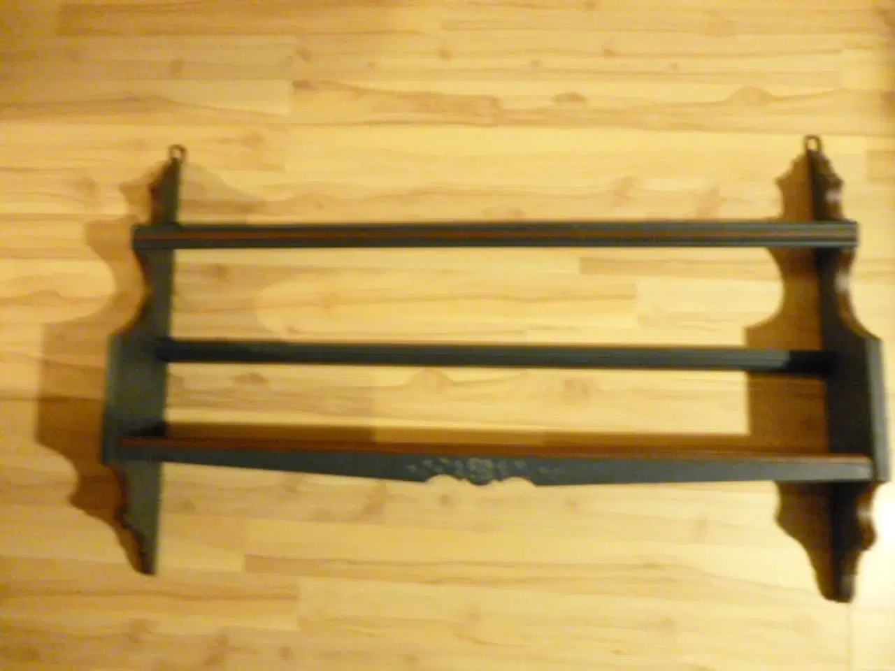 Billede 3 - Tallerkenrække og hylde